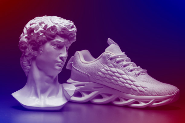 但红蓝色的背景是一个阿波罗号的石膏头像和一双有质感的白色运动鞋。图片下载