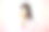 漂亮的亚洲女人从粉色的墙里蹦出来。图片下载