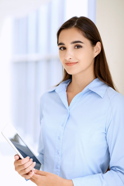 年轻的黑发女商人或女学生在看镜头图片下载