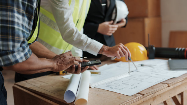 建筑师或工程师根据客户要求设计房屋，修改方案，创建建筑方案和增加。图片下载