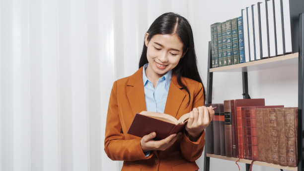 年轻单身女律师亚洲人正式诉讼房地产工作法律书及合同文件，抗辩策略。为自由而战。支持的证据。图片下载