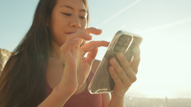 年轻女子用手机的手特写图片下载
