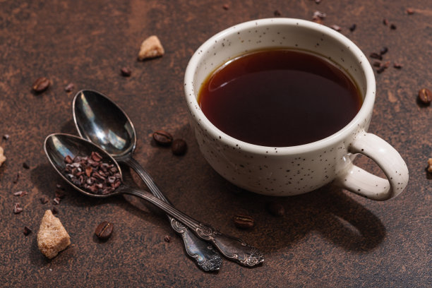 一杯深色的咖啡。清晨好心情，早餐理念。红糖，餐具图片下载