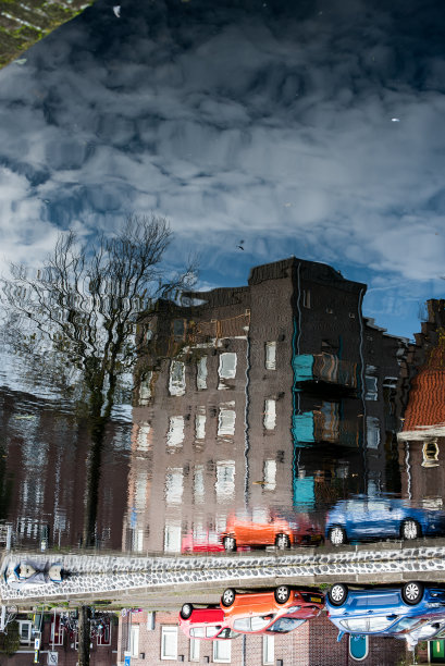 阿姆斯特丹的房屋在运河的倒影中图片下载