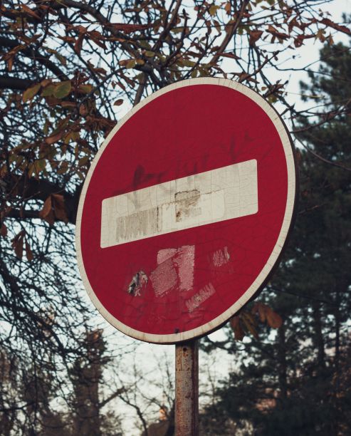 一个旧的、生锈的红色停车标志图片下载