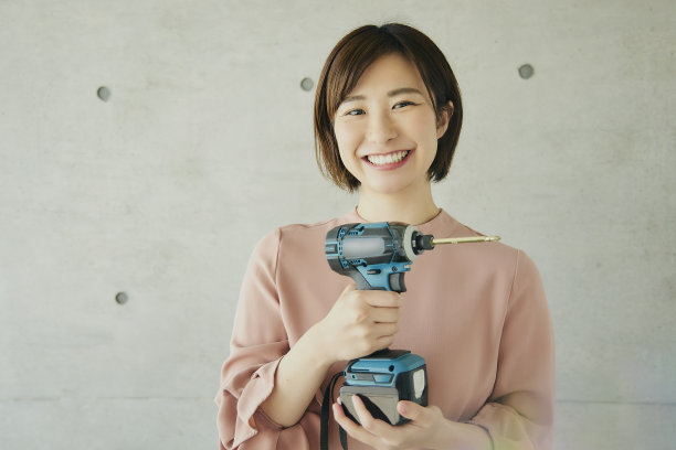 美丽的亚洲女人喜欢DIY图片下载