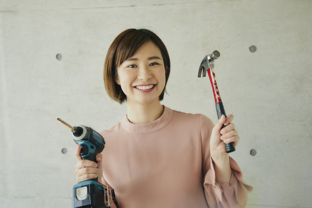 美丽的亚洲女人喜欢DIY图片下载
