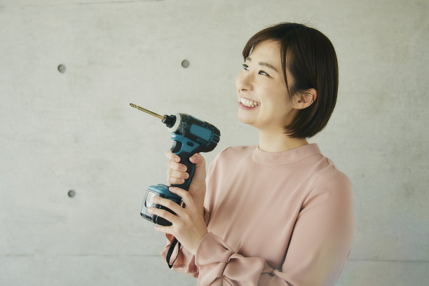 美丽的亚洲女人喜欢DIY图片下载