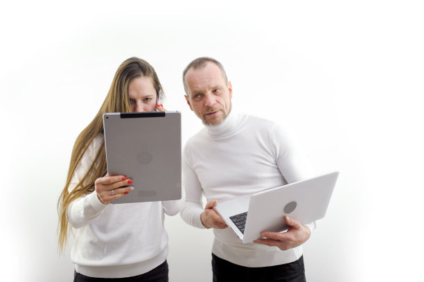 重要的电话女孩手里拿着平板电脑说话专注，看起来很自信的男人手里拿着耳朵偷听白色背景笔记本电脑办公室工作人员偷听谈话解决方案图片下载