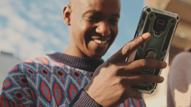 一个年轻人用手机的手特写图片下载