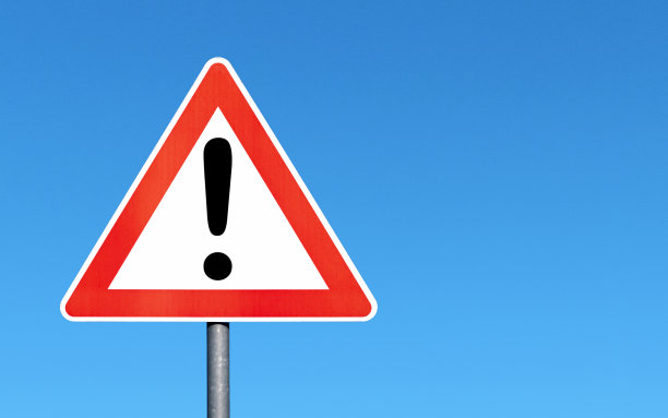 蓝蓝的天空下，有感叹号的红白三角警告标志图片下载