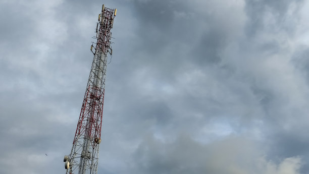电信塔与多云的天空背景图片下载