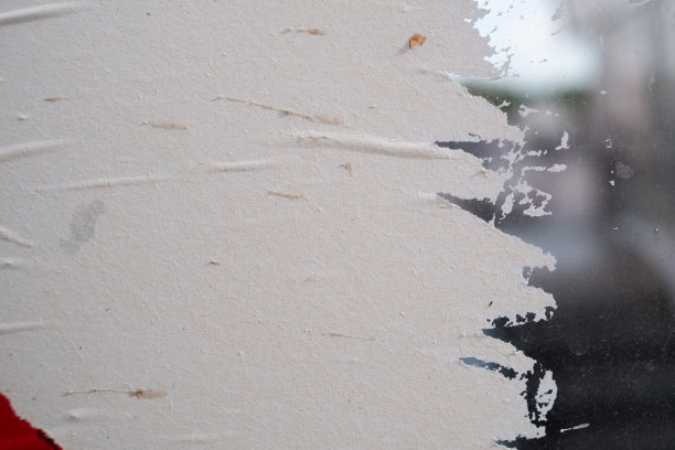 破碎的白纸在玻璃背景上，抽象的背景与复制空间图片下载