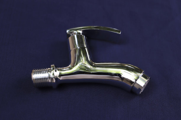 银色水龙头，蓝色背景图片下载