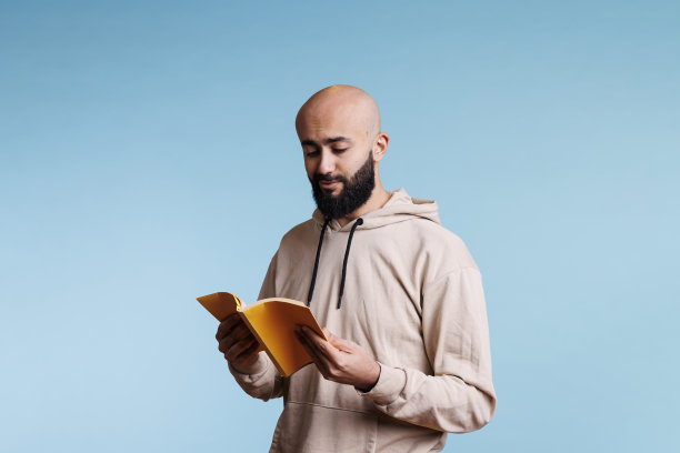 阿拉伯人拿着打开的书图片下载