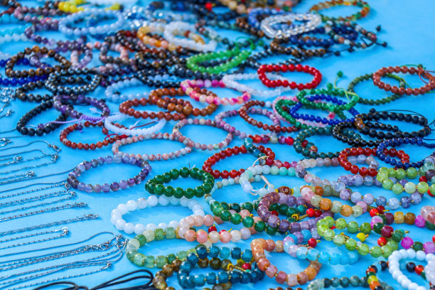 桌上的串珠手镯图片下载