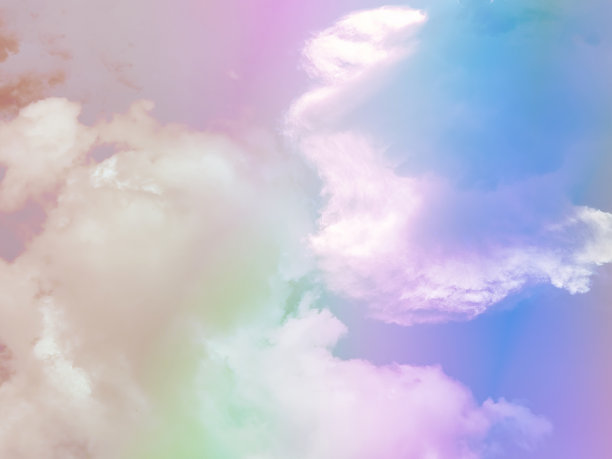 美丽甜美柔和的棕色和蓝色，天空上有毛茸茸的云。多色彩虹图像。抽象幻想生长之光图片下载