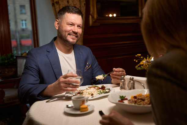 一男一女下班后在大堂吧吃吃喝喝图片下载