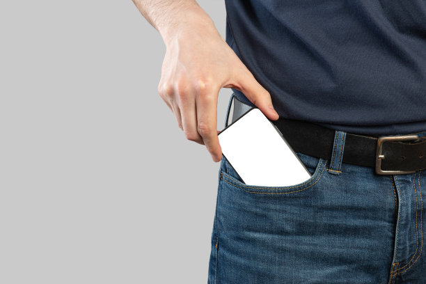 男性手中的智能手机图片下载