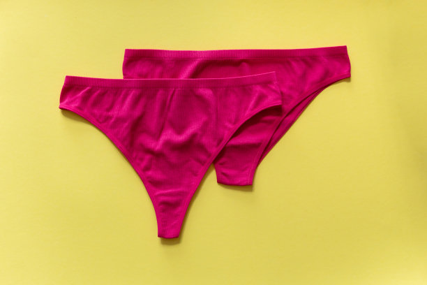 黄色背景上的一套彩色内裤，特写图片下载