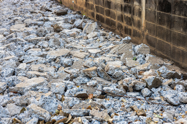 一条已被拆除的混凝土道路的特写背景。图片下载