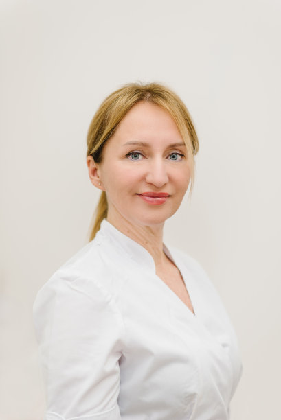 在水疗中心，穿着白色制服的女按摩师在等着客人放松按摩。美体按摩，淋巴引流，美容美发。为芳香疗法做准备。特写照片。图片下载