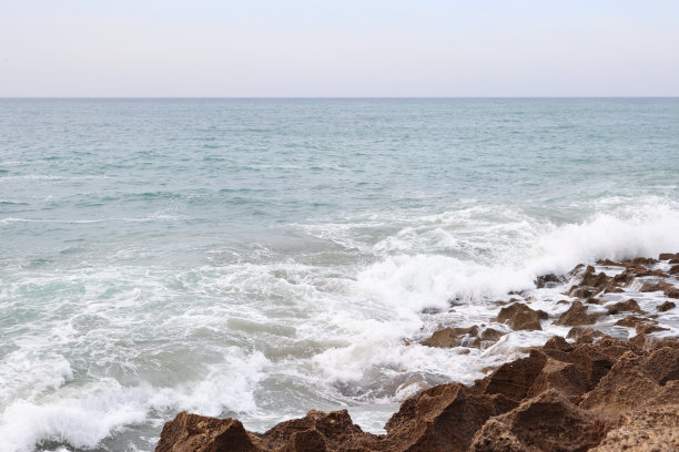 海浪拍打着海岸的岩石和珊瑚礁图片下载