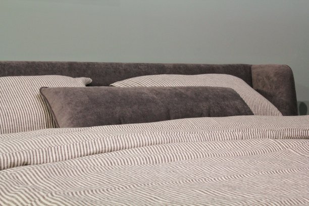 床上舒适的彩色软枕头特写。时尚新潮的公寓家居装饰。Hygge斯堪的纳维亚阁楼设计图片下载