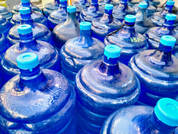 在车里喝以加仑计的水图片下载