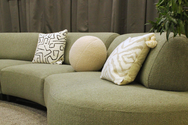 沙发上舒适的彩色软枕头特写。时尚新潮的公寓家居装饰。Hygge斯堪的纳维亚阁楼设计图片下载