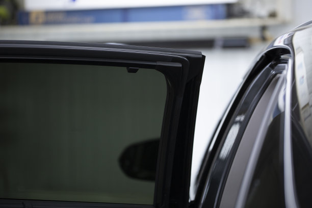 给车窗上色。图片下载