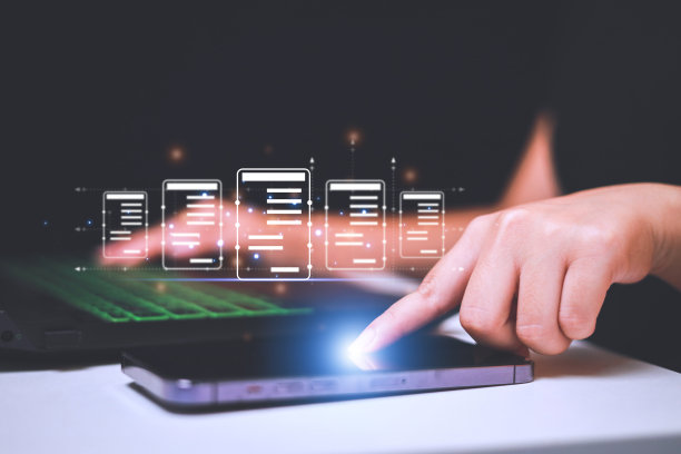 商务女性触摸带有文件的虚拟监视器，在线认可无纸化质量保证和ERP管理理念。图片下载