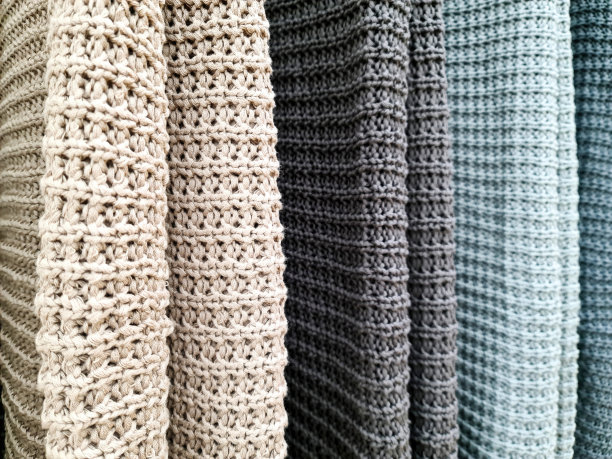 面料市场上不同颜色的布料和面料样品的详细特写图片下载