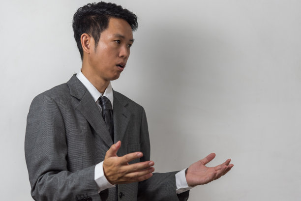 穿着亚洲西装的商人看起来怀疑、困扰或震惊图片下载