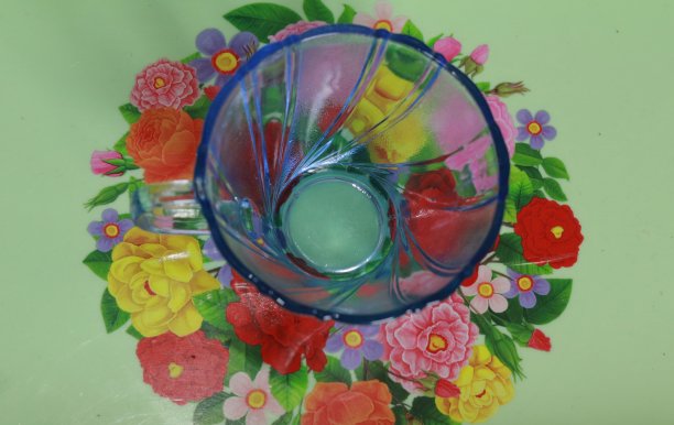 透明的蓝色酒杯图片下载