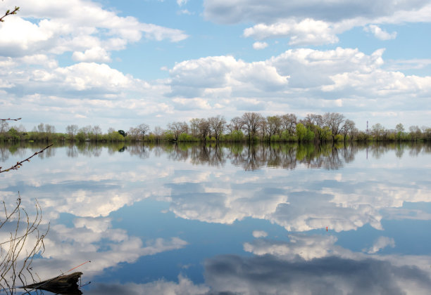 基辅市奥波隆斯基区的河岸上的春天景观图片下载