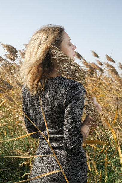 一组黑白图案的女模特在草地上摆姿势的照片。户外时尚写真配自然光。图片下载