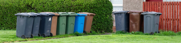 在议会住宅大楼外排成一排的垃圾箱收集避难所图片下载