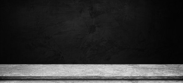 黑色墙壁的混凝土搁板桌。用作产品展示的蒙太奇图片下载
