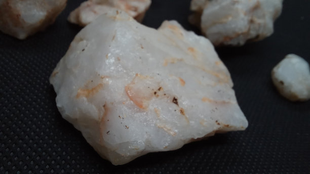 白色石英石黑色背景图片下载