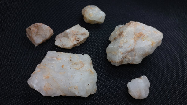 白色石英石黑色背景图片下载