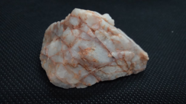 白色石英石黑色背景图片下载