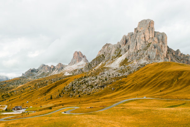 高山山脉附近的小茅屋在山口山坡上图片下载