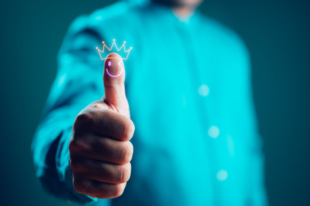 顾客满意概念。积极的情绪快乐的笑脸和皇冠与复制空间，反馈，服务，调查，标准质量。用户对服务体验进行打分、认证。图片下载