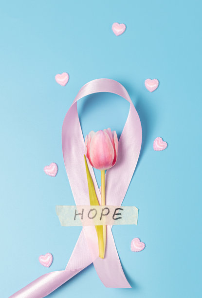 一条粉色缎带，蓝色背景上有心形图案和一朵郁金香。图片下载