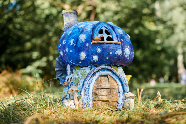 前面草坪上的小娃娃屋，绿草地上可爱的小装饰屋，复制空间图片下载