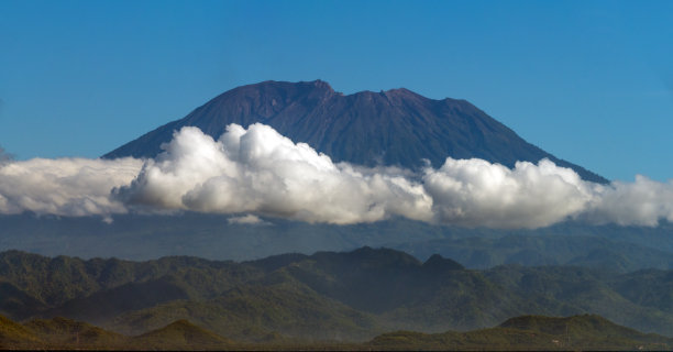 从印尼努沙佩尼达岛遥望巴厘岛大陆上标志性的阿贡火山图片下载