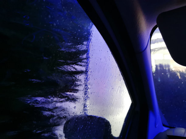 汽车护理业务。自动洗车过程。在汽车表面喷洒泡沫洗发水。内视图图片下载