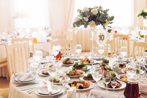 婚宴。桌子上的盘子和饮料装饰着图片下载