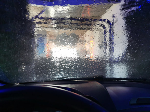 汽车护理业务。自动洗车过程。在汽车表面喷洒泡沫洗发水。内视图图片下载